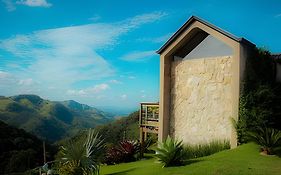 Cabana na montanha com Ofurô ao ar livre, churrasqueira, trilha com cascata e Starlink